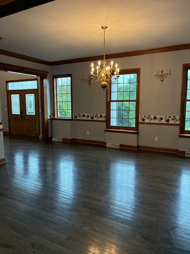 Building Photo - Magnificent 5-Bedroom Private Estate in Bu...