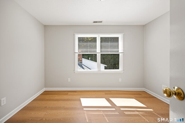 Building Photo - 387 Mixville Rd