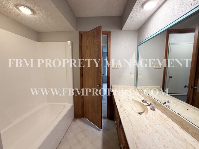 Building Photo - 1103 Scarlet Oaks Cir