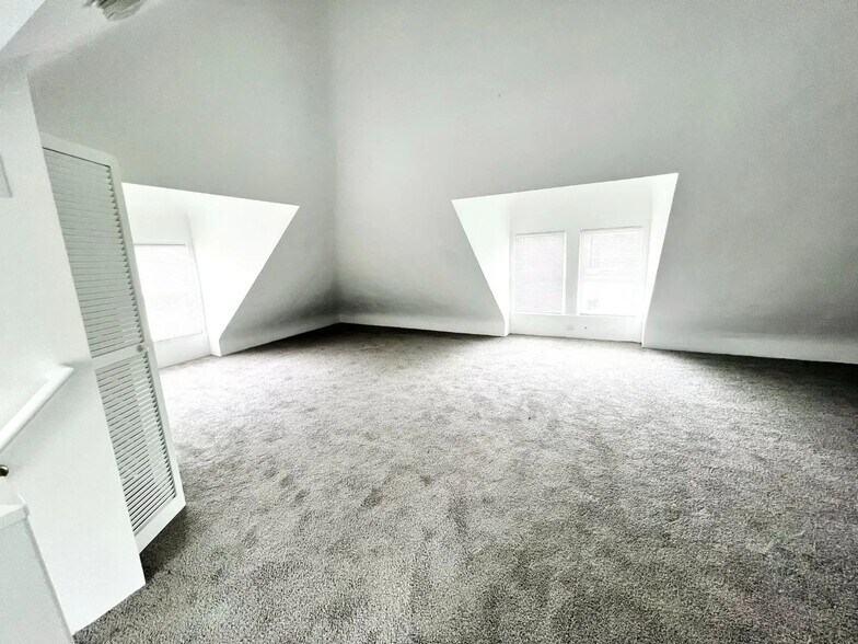 Building Photo - 3915 Lovell Ave