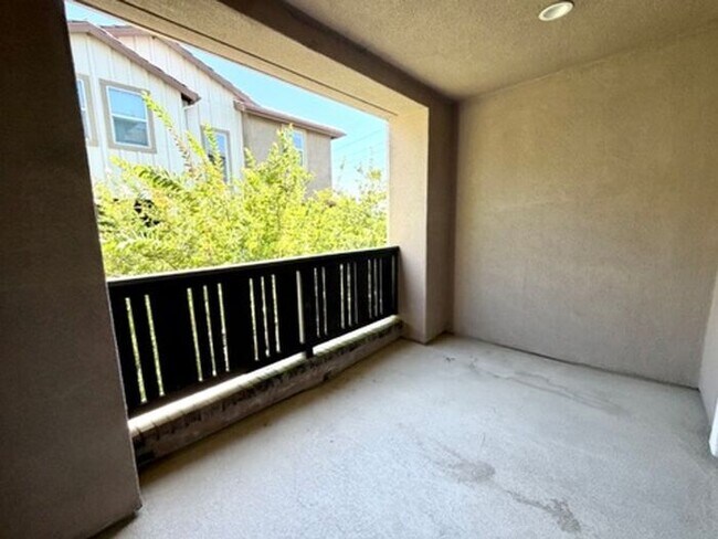 Building Photo - Luxury Townhome for Lease in Rancho Cucamonga