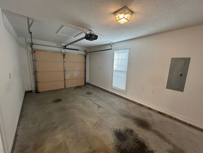 Building Photo - Ready to View! Updated 3/2 Home High Point...