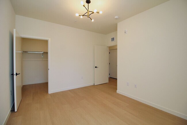 Building Photo - 7530 N Richmond Ave