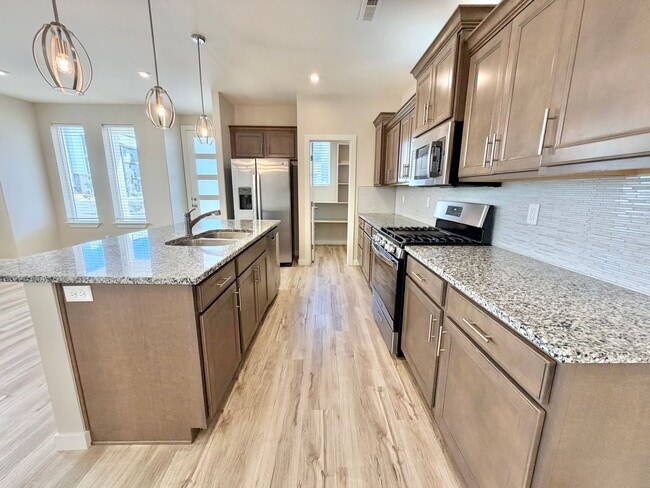 Building Photo - Beautiful 3 Bedroom Home In Desert Color!