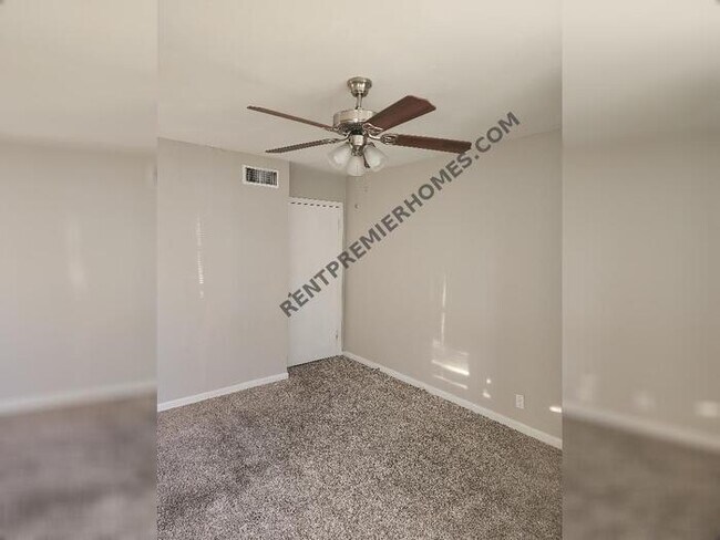 Building Photo - 2413 Hillview Dr