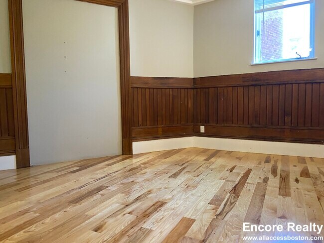 Building Photo - 17 Bow St