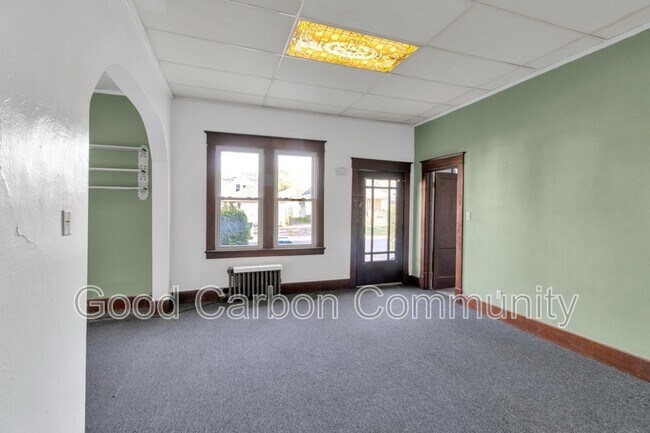 Building Photo - 596 Oliver St