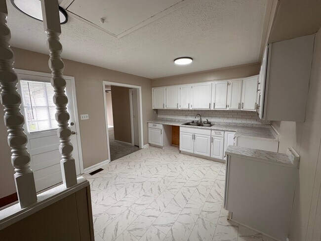 Building Photo - 4 bed 2 full bath home located in very desirable Irvington.