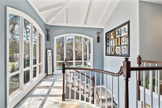 Building Photo - 632 Village Ln S