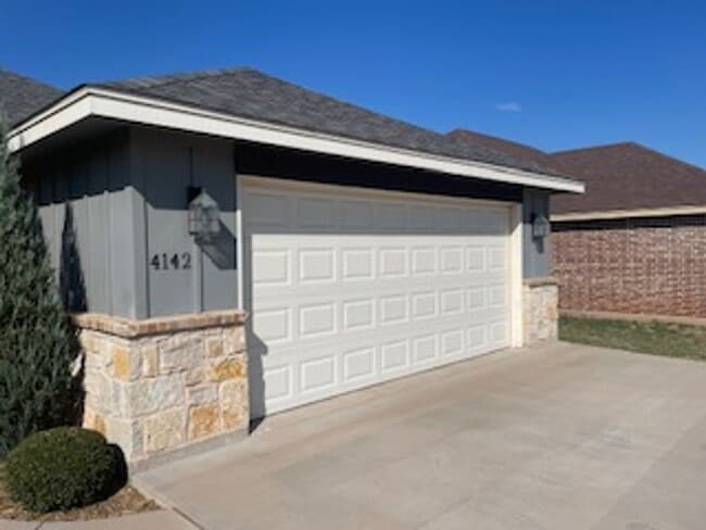 Building Photo - Executive rental on Carrera!  3/2/2