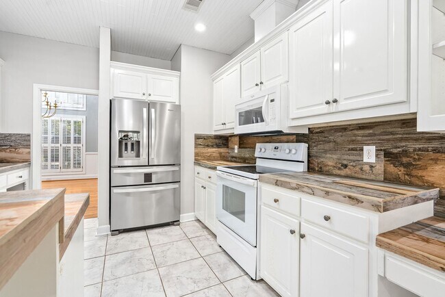 Building Photo - 1902 Hillbrook Cir