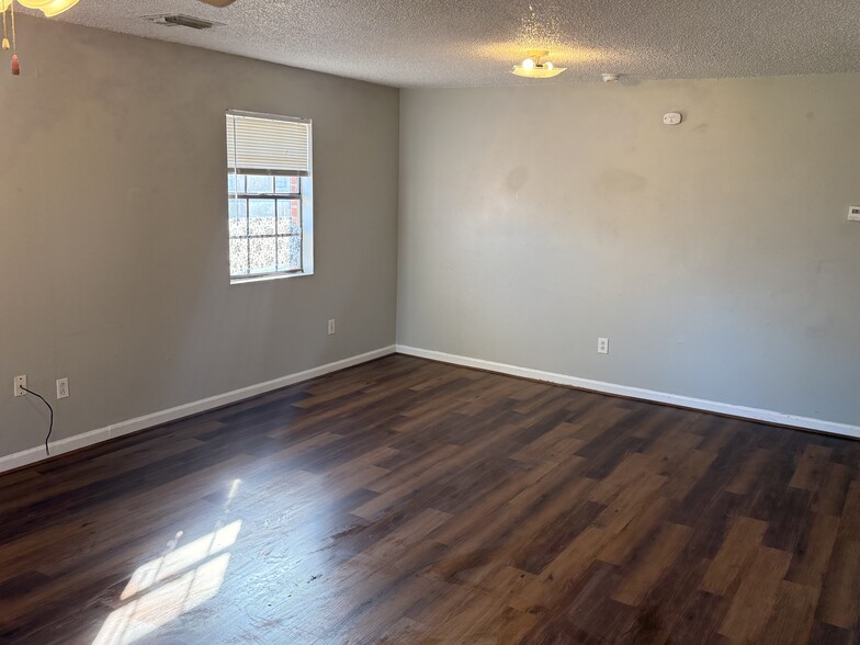 Building Photo - 100 Belgium St