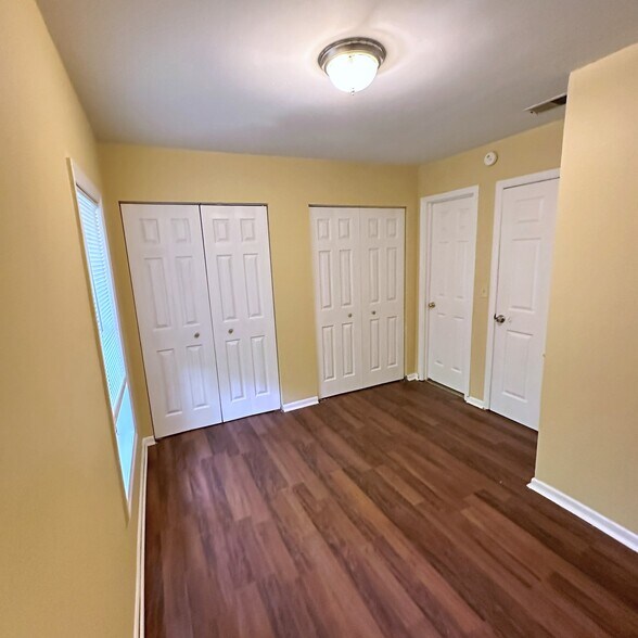 Building Photo - 405 Hickory Hill Dr