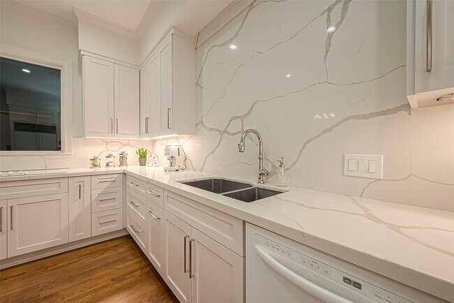 Building Photo - 983 S Post Oak Ln
