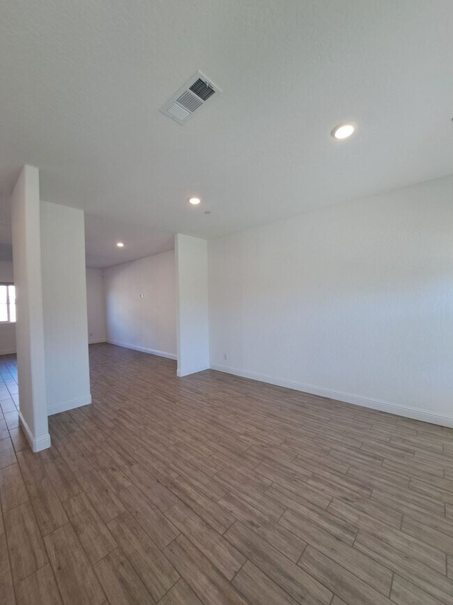 Building Photo - 911 Blue Oak Lane W