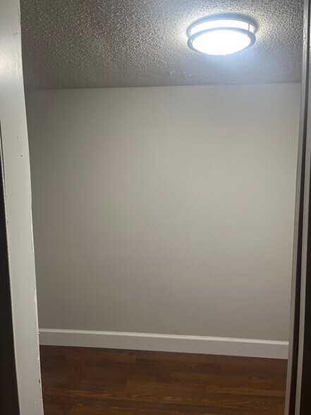 Walk in closet - 5622 Castle Prince