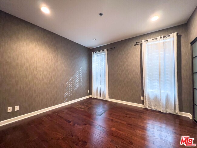 Building Photo - 935 Westbourne Dr