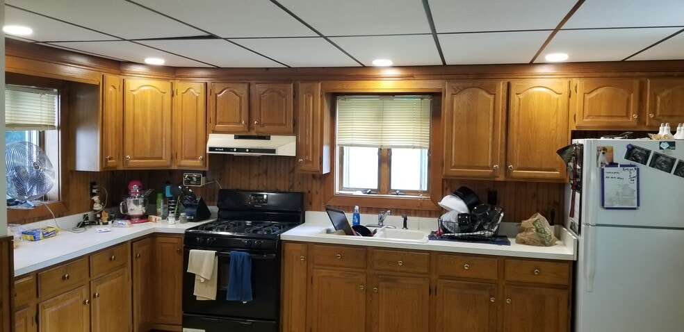 Nice large kitchen - 26 Warren Ave