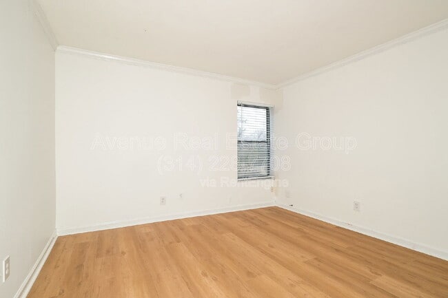 Building Photo - 590 Sarah Ln