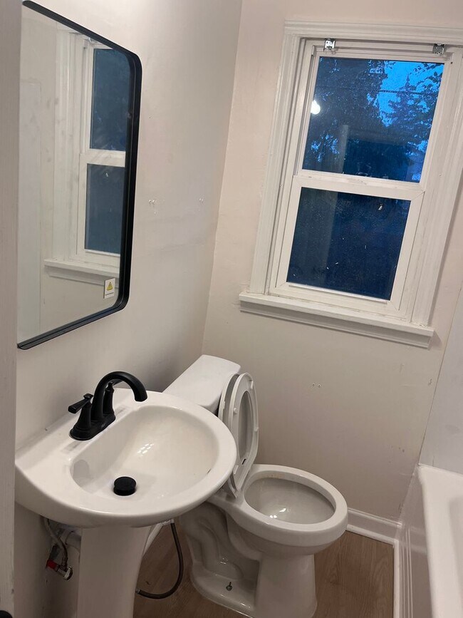 Building Photo - Charming 2-Bedroom Upper Unit – Spacious Living