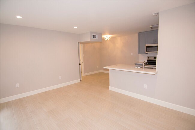 Building Photo - 2201 Fountain View Dr