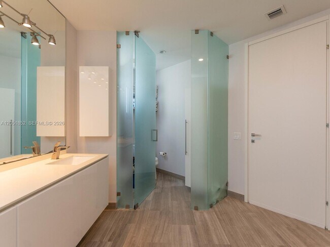 Building Photo - 1300 Brickell Bay Dr