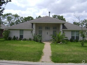 Building Photo - College Station - 5 bedrooms / 3 bath hous...