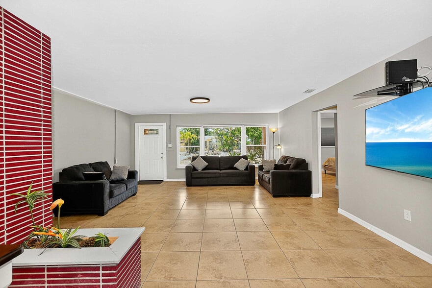 Building Photo - 324 Avenida Madera