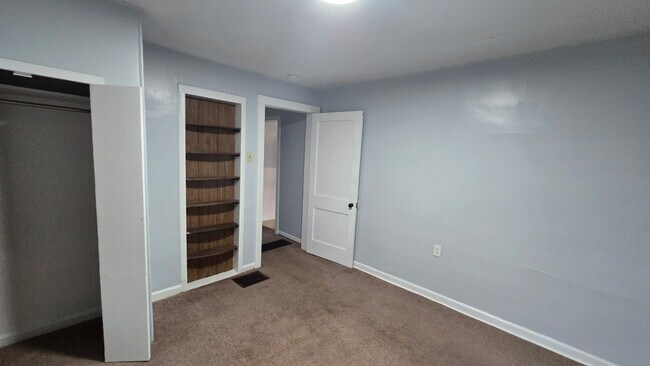 Building Photo - 415 E 35th St