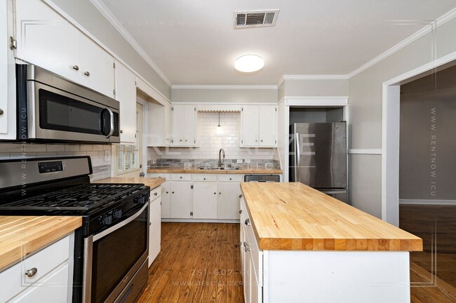 Building Photo - Updated 2 Bed 1 Bath Cottage in Established Neighborhood!