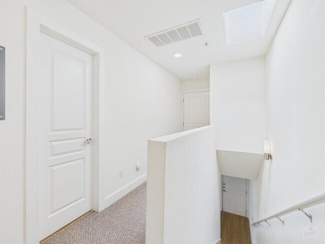 Building Photo - 711 W 32nd St