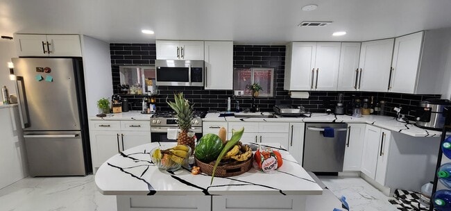 Building Photo - 6236 N Francisco Ave