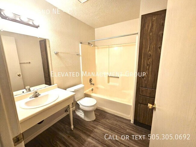 Building Photo - 137 Manzano St NE