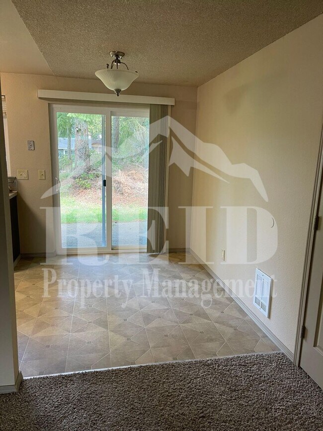 Building Photo - DUPLEX - 2 BED 1 BATH WITH 1 CAR GARAGE IN CENTRAL PORT ORCHARD!