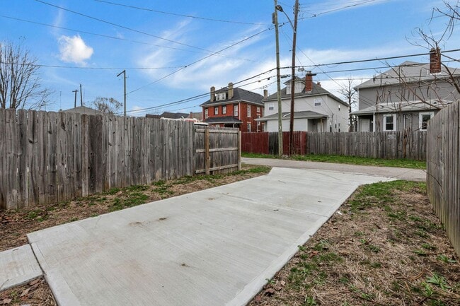 Building Photo - 112 S Cypress Ave