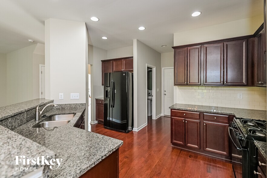 Building Photo - 9692 Spencer Woods Rd