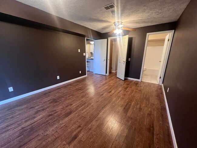 Building Photo - 2 Bed 2 Bathroom Condo in Allendale!