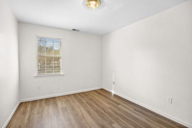 Building Photo - 4 Bedroom 2 Bath Townhouse in Pelham