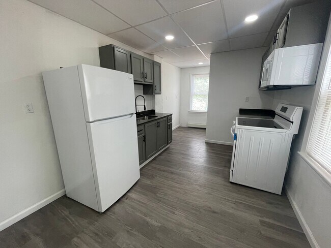 Building Photo - Modern, Fully Renovated 3-Bedroom Apartment – $1,850/month | Pittsfield, MA