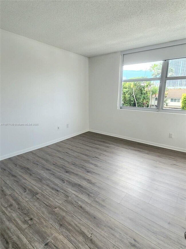 Building Photo - 16565 NE 26th Ave