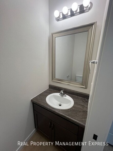 Building Photo - Stylish 1 Bed 1.5 Bath Townhome