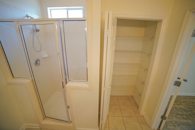 Building Photo - 5569 Hampton Hill Cir