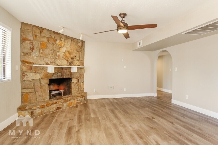 Building Photo - 7043 E Hearn Rd