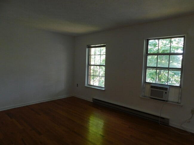 Building Photo - End unit townhouse on the east side of Winchester
