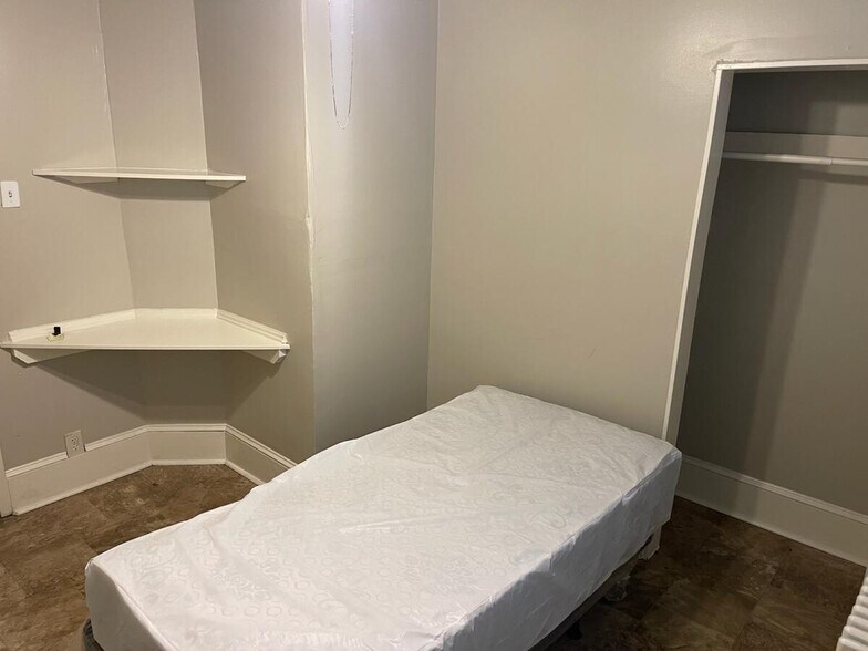 Building Photo - 5611 Addison St