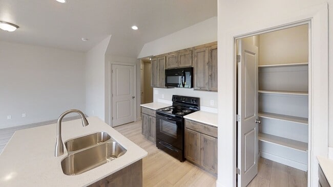 Building Photo - 3 bed 2.5 bath in  Townhome Spanish Fork