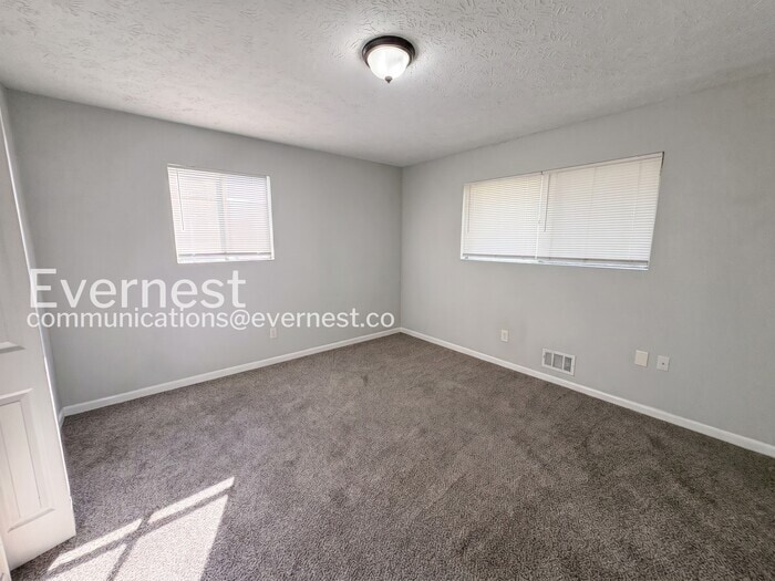 Building Photo - 193 W Canterbury Dr