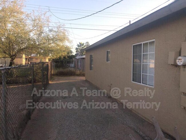 Building Photo - 4538 E Lester St