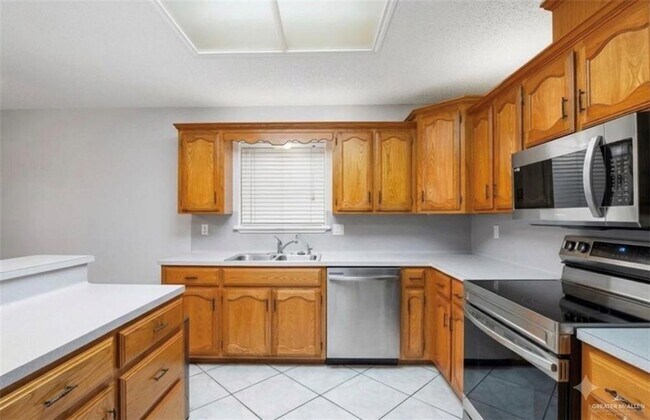 Building Photo - 1006 Lake View Dr