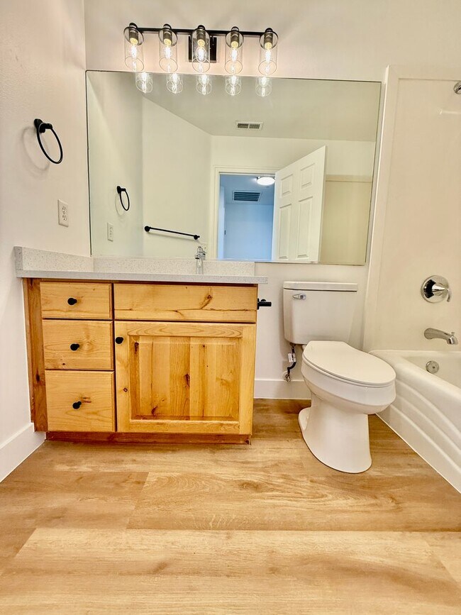 Building Photo - Remodeled 3-BR Lexington Townhome - End Unit